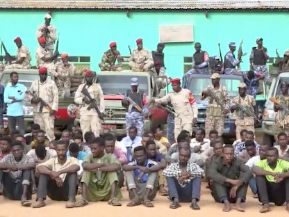 قوات سودانية تعلن توقيف العشرات على الحدود مع ليبيا عقب محاولتهم العبور للمشاركة في القتال - وكالة الأنباء السودانية