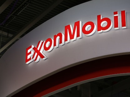 شعار شركة "إكسون موبيل" الأميركية خلال مؤتمر نفطي في موسكو - 16 يونيو 2014 - Bloomberg