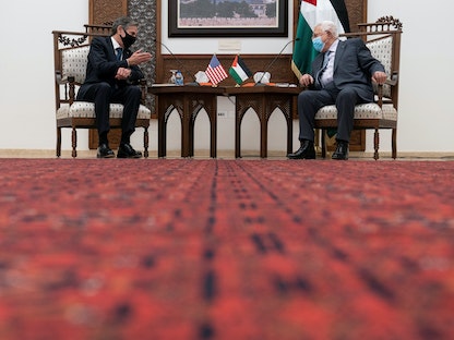 الرئيس الفلسطيني محمود عباس خلال استقباله وزير الخارجية الأميركي أنتوني بلينكن في رام الله - 25 مايو  2021 - REUTERS