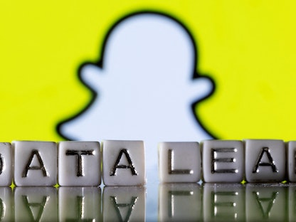 أحرف بلاستيكية مرتبة لقراءة "تسرب البيانات" أمام شعار Snapchat - REUTERS