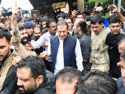 رئيس الوزراء الباكستاني السابق عمران خان الذي يواجه اتهامات بالإرهاب لدى وصوله إلى مقرّ المحكمة في إسلام آباد. 25 أغسطس 2022 - REUTERS