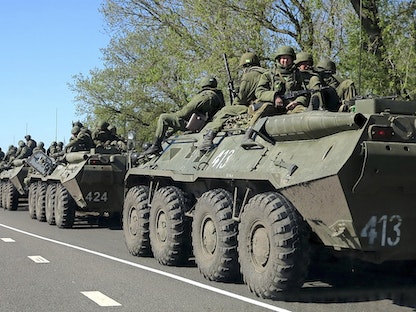 جنود روس يقودون ناقلات جند مدرعة في ضواحي مدينة بيلجورود بالقرب من الحدود الروسية الأوكرانية. - REUTERS