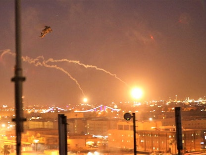 قنابل إنارة فوق المنطقة الخضراء في بغداد، 31 ديسمبر 2019 - AFP