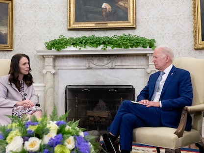 الرئيس الأميركي جو بايدن يستقبل رئيسة وزراء نيوزيلندا جاسيندا أرديرن في البيت الأبيض بواشنطن، في 31 مايو 2022 - AFP