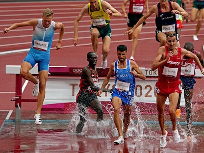 المغربي سفيان البقالي (اللباس الأحمر) في سباق 3000 متر موانع بطوكيو - USA TODAY Sports