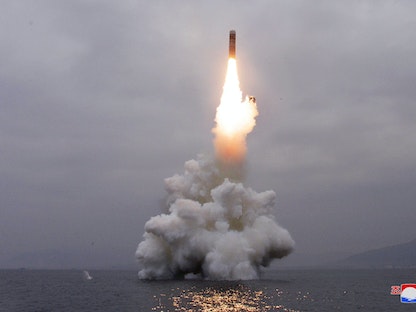 صورة نشرتها وكالة الأنباء المركزية في كوريا الشمالية لصاروخ باليستي أطلق من غواصة في مكان غير معروف - 2 أكتوبر 2019 - REUTERS