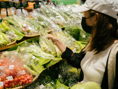 فرنسا تحظر تغليف الفواكه والخضراوات بالبلاستيك