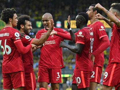 لاعبو ليفربول يحتفلون بتسجيل محمد صلاح الهدف الثالث في شباك نوريتش سيتي - AFP