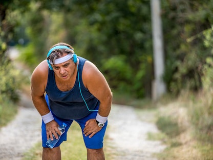رجل يمارس التمارين الرياضية ويعاني السمنة - Getty Images