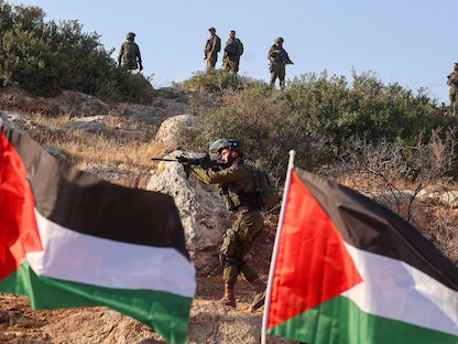 جنود إسرائيليون يقمعون تظاهرات فلسطينيين يرفعون الأعلام شمال الضفة الغربية - 31 يوليو 2021 - AFP