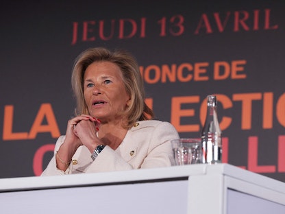 رئيسة مهرجان كان السينمائي إيريس كنوبلوخ بعد إعلان الاختيار الرسمي للدورة الـ76 في باريس، فرنسا، 13 أبريل 2023  - AFP