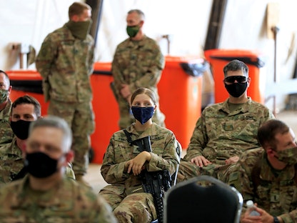 جنود أميركيون خلال مراسم تسليم قاعدة التاجي العسكرية من قوات التحالف بقيادة الولايات المتحدة إلى قوات الأمن العراقية في قاعدة شمالي بغداد بالعراق - 23 أغسطس 2020 - REUTERS