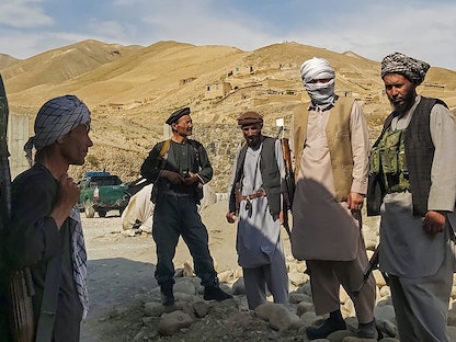 وحدات قتالية تحرس قرية في ولاية تخار الشمالية ضد مقاتلي "طالبان"، 6 يوليو 2021 - AFP