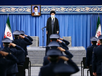 المرشد الإيراني علي خامنئي خلال لقائه قادة القوات الجوية في طهران - 7 فبراير 2020 - AFP