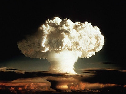اختبار لقنبلة هيدروجينية أجرتها الولايات المتحدة في جزيرة مرجانية في المحيط الهادئ في عام 1952 - X00561