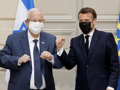 الرئيس الإسرائيلي رؤوفين ريفلين خلال مؤتمر صحافي مشترك مع نظيره الفرنسي إيمانويل ماكرون في قصر الإليزيه في باريس - 18 مارس 2021 - REUTERS
