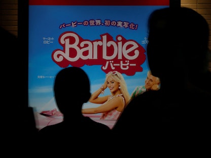 أشخاص يمرون بجوار ملصق ترويجي لفيلم "Barbie" في طوكيو. 3 أغسطس 2023 - REUTERS