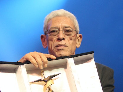 المخرج داوود عبد السيد يحمل جائزة عن فيلمه "رسائل البحر" من المهرجان القومي للسينما - AFP