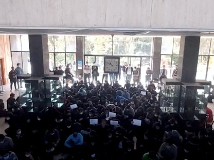 متظاهرون عند مدخل إحدى جامعات طهران. 26 أكتوبر 2022 - REUTERS