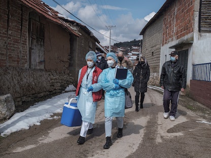  عاملون في القطاع الطبي خلال حملة التطعيم بلقاح كورونا في أحد أرياف صربيا- 19 مارس 2021 - REUTERS