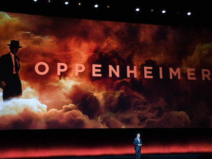 المخرج البريطاني كريستوفر نولان على خشبة المسرح يتحدث عن فيلمه "Oppenheimer" خلال عرضه في CinemaCon، في لاس فيجاس، 25 أبريل 2023. - AFP