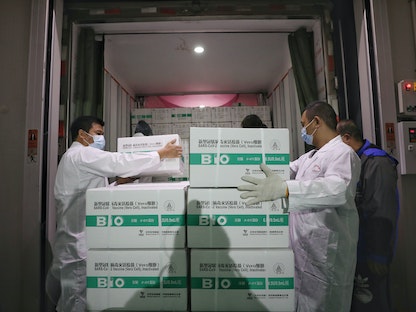 عمال ينقلون صناديق لقاحات كورونا التي طورها معهد بكين للمنتجات البيولوجية التابع لشركة "سينوفارم" -  REUTERS