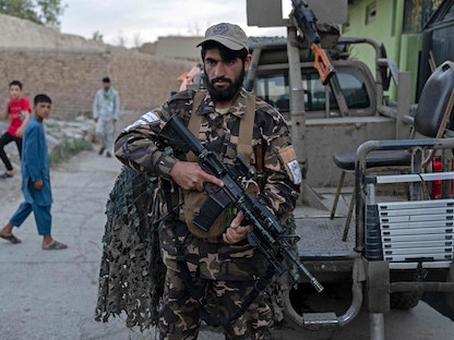 عنصر من حركة طالبان بالقرب من مسجد تعرّض لتفجير في العاصمة الأفغانية كابول- 29 أبريل 2022. - AFP