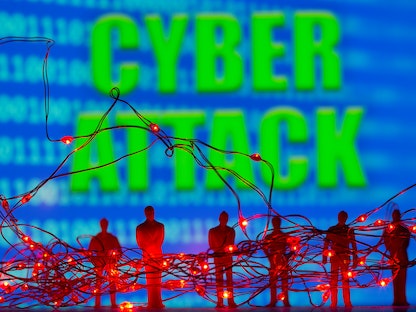 رسم توضيحي على شاشة "LED" يُظهر ما يبدو أنه عملية اختراق إلكتروني- 5 يوليو 2021 - REUTERS