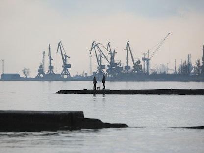 ساحل بحر آزوف في مدينة ماريوبل الصناعية الساحلية بأوكرانيا - 23 فبراير 2022 - AFP