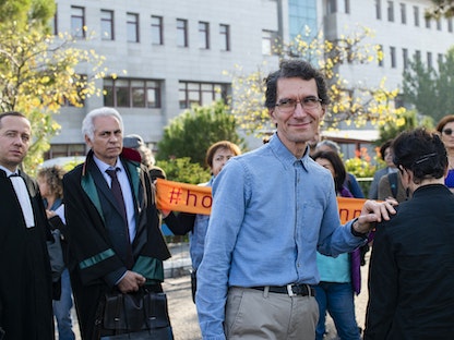عالم الرياضيات التركي تونا ألتينيل (يمين) يلقي نظرة خلال مظاهرة خارج محكمة في 19 نوفمبر 2019  - AFP