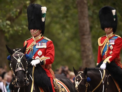 ملك بريطانيا تشارلز الثالث (يسار) رفقة الأمير ويليام أمير ويلز يمتطيان الخيل في موكب عيد ميلاد الملك في لندن.17 يونيو 2023  - AFP