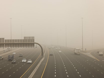 سيارات تسير على طريق سريع خلال عاصفة رملية في دبي. 14 أغسطس 2022 - AFP