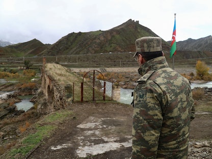 جندي أذربيجاني في المنطقة الحدودية بين إيران وأذربيجان 7 ديسمبر 2020 - REUTERS