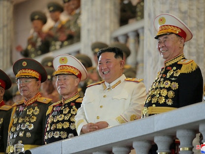 زعيم كوريا الشمالية كيم جونج أون يشاهد عرضاً عسكرياً ليلياً للاحتفال بالذكرى التسعين لتأسيس الجيش الثوري الشعبي الكوري في بيونج يانج – 26 أبريل 2022 - via REUTERS