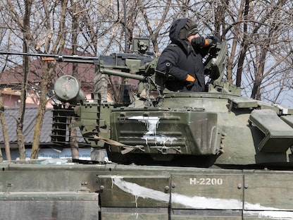 جندي من القوات الموالية لروسيا على دبابة في مدينة ماريوبل الأوكرانية- 18 مارس 2022 - REUTERS