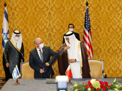 مستشار الأمن القومي الإسرائيلي مائير بن شبات ووزير الخارجية البحريني عبد اللطيف الزياني أثناء توقيع عدد من مذكرات التفاهم بين البلدين، 18 أكتوبر 2020 - REUTERS