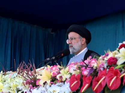 الرئيس الإيراني إبراهيم رئيسي يلقي كلمة خلال مراسم يوم الجيش في طهران، إيران. 18 أبريل 2022. - REUTERS