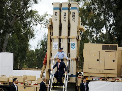 رئيس الوزراء الإسرائيلي بنيامين نتنياهو خلال إعلان جاهزية نظام "مقلاع داود" للعمل بشكل كامل، قاعدة حتسور الجوية في جنوب إسرائيل. 2 أبريل 2017 - REUTERS