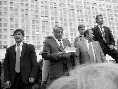 بوريس يلتسين (وسط) يتحدث إلى حشد من فوق إحدى الدبابات - موسكو -  19 أغسطس 1991 - REUTERS