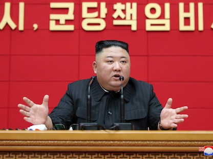 زعيم كوريا الشمالية كيم جونغ أون خلال اجتماع مع مسؤولين في العاصمة بيونغ يانغ، 5 مارس 2021 - via REUTERS