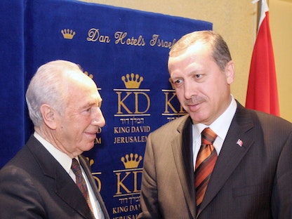 رئيس الوزراء التركي رجب طيب أردوغان يصافح نائب رئيس الوزراء الإسرائيلي شيمون بيريز خلال لقائهما في القدس - 1 مايو 2005 - AFP