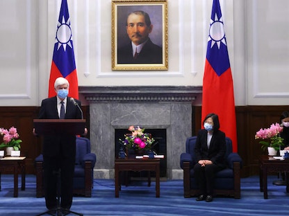 السيناتور كريس دود ورئيسة تايوان خلال لقاء في تايبيه - AFP