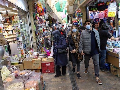 مواطنون إيرانيون في أحد أسواق طهران خلال احتفالات العام الجديد - REUTERS
