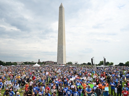مشاركون في "مسيرة من أجل حياتنا" قرب النصب التذكاري في واشنطن يطالبون بتشديد قوانين اقتناء السلاح - 11 يونيو 2022 - AFP
