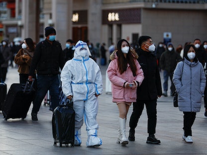 مسافرون خارج إحدى محطات سكك الحديد في العاصمة الصينية بكين وسط تفشي كورونا. 7 يناير 2023 - REUTERS