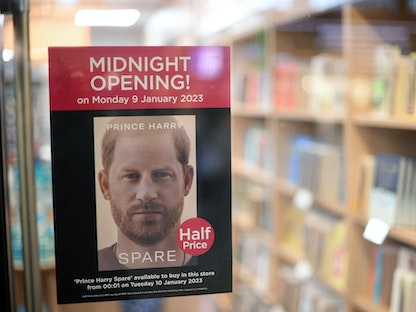 ملصق يُعلن عن النشر المرتقب لكتاب "سبير" للأمير البريطاني هاري  في نافذة متجر كتب في لندن - AFP