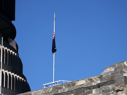 علم نيوزيلندا أعلى مبنى البرلمان في العاصمة ولنجتون. 9 سبتمبر 2022 - AFP