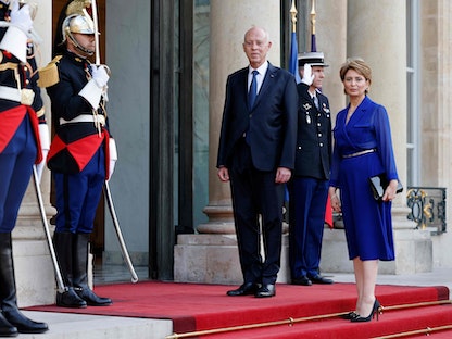 الرئيس التونسي قيس سعيد وزوجته إشراف سعيد خلال وصولهما إلى قصر الإليزيه على هامش قمة "من أجل ميثاق مالي عالمي جديد" المنعقدة في فرنسا. 22 يونيو 2023 - AFP