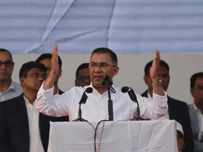 طارق رحمن المرشح لرئاسة حكومة بنجلاديش يعود من المنفى قبل الانتخابات