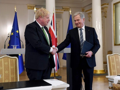 الرئيس الفنلندي ساولي نينيستو يستقبل رئيس الوزراء البريطاني بوريس جونسون في هلسنكي - 11 مايو 2022 - AFP